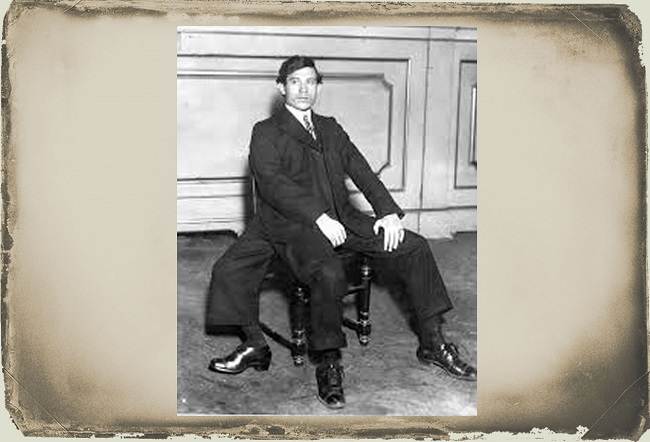 Frank Lentini sandalyede otururken